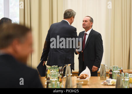 München, Deutschland. Okt, 2018 19. Markus Söder (CSU), Bayerischer Ministerpräsident und Hubert Aiwanger, Vorsitzender der Bayerischen Freien Wähler, Hände schütteln im Landtag zu Beginn der Koalitionsverhandlungen. Dies ist das erste Mal in der Geschichte des Landes, dass die CSU hat die Bildung einer Regierung mit der Freien Wähler ausgehandelt. Quelle: Tobias Hase/dpa/Alamy leben Nachrichten Stockfoto