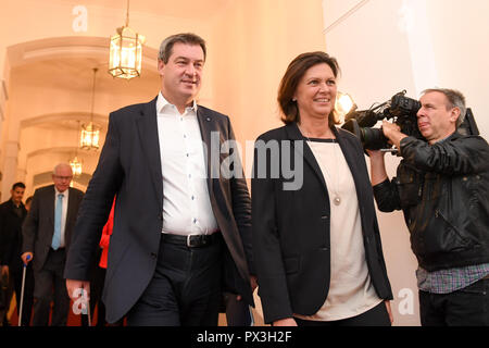 München, Deutschland. Okt, 2018 19. Markus Söder (CSU), Bayerischer Ministerpräsident und Ilse Aigner (CSU), Bayerischer Staatsminister für Wohnungsbau, Bau und Verkehr, die Koalitionsverhandlungen in den Landtag beginnen. Dies ist das erste Mal in der Geschichte des Landes, dass die CSU hat die Bildung einer Regierung mit der Freien Wähler ausgehandelt. Quelle: Tobias Hase/dpa/Alamy leben Nachrichten Stockfoto