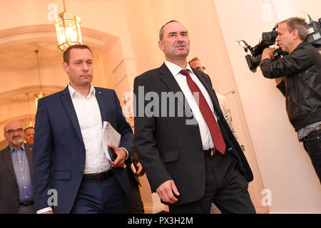 München, Deutschland. Okt, 2018 19. Armin Kroder (L-R), Mitglied des Vorstandes der Freien Wähler, Hubert Aiwanger, Vorsitzender der Freien Wähler in Bayern, gehen Sie zum Landtag die Koalitionsverhandlungen zu starten. Dies ist das erste Mal in der Geschichte des Landes, dass die CSU hat die Bildung einer Regierung mit der Freien Wähler ausgehandelt. Quelle: Tobias Hase/dpa/Alamy leben Nachrichten Stockfoto