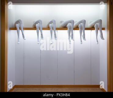 Edinburgh, Schottland, Großbritannien. 19. Oktober, 2018. Mit der bevorstehenden Schließung des legendären Frasers Kaufhaus an der Princes Street in Edinburgh, selbst die Puppen stehen zum Verkauf als der Store versucht, so viel Geld wie möglich, bevor die Türen schließen für gut zu machen. Alles im Store ist mit 50 % Rabatt Preisen angeboten. Credit: Iain Masterton/Alamy leben Nachrichten Stockfoto