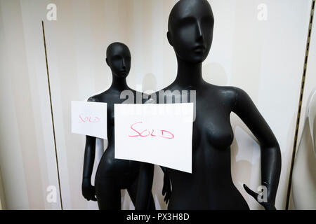 Edinburgh, Schottland, Großbritannien. 19. Oktober, 2018. Mit der bevorstehenden Schließung des legendären Frasers Kaufhaus an der Princes Street in Edinburgh, selbst die Puppen stehen zum Verkauf als der Store versucht, so viel Geld wie möglich, bevor die Türen schließen für gut zu machen. Alles im Store ist mit 50 % Rabatt Preisen angeboten. Credit: Iain Masterton/Alamy leben Nachrichten Stockfoto