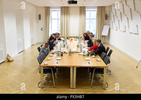 München, Deutschland. Okt, 2018 19. Vertreter der Freien Wähler (l) und CSU (r) Parteien zusammen Sitzen im Parlament den Beginn der Koalitionsverhandlungen. Dies ist das erste Mal in der Geschichte des Landes, dass die CSU hat die Bildung einer Regierung mit der Freien Wähler ausgehandelt. Quelle: Tobias Hase/dpa/Alamy leben Nachrichten Stockfoto