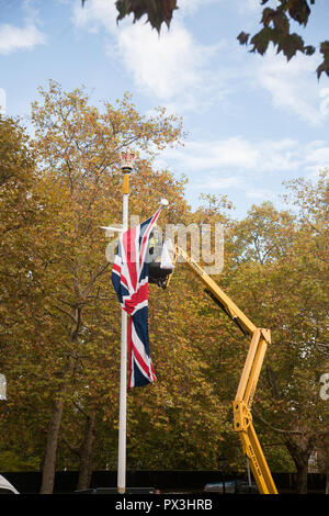 London, Großbritannien. 19. Oktober 2018. Arbeiter auf Cherry Picker Ort Union Jacks und Niederländische Fahnen Fahnenmasten entlang der Mall in der Vorbereitung für den offiziellen Besuch des holländischen königlichen Familie nach Großbritannien. Seine Majestät König Willem-Alexander und Ihre Majestät Königin Máxima der Niederlande wird ein Besuch im Vereinigten Königreich auf Einladung von Ihrer Majestät Königin Elizabeth II., die am 23. und 24. Oktober 2018 Kredit bezahlen: Amer ghazzal/Alamy leben Nachrichten Stockfoto