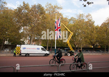 London, Großbritannien. 19. Oktober 2018. Arbeiter auf Cherry Picker Ort Union Jacks und Niederländische Fahnen Fahnenmasten entlang der Mall in der Vorbereitung für den offiziellen Besuch des holländischen königlichen Familie nach Großbritannien. Seine Majestät König Willem-Alexander und Ihre Majestät Königin Máxima der Niederlande wird ein Besuch im Vereinigten Königreich auf Einladung von Ihrer Majestät Königin Elizabeth II., die am 23. und 24. Oktober 2018 Kredit bezahlen: Amer ghazzal/Alamy leben Nachrichten Stockfoto