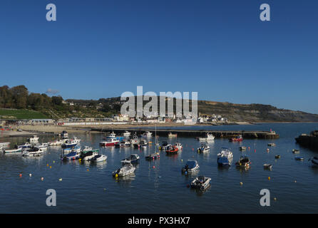 Lyme Regis, Dorset, Großbritannien. 19.. Oktober 2018. Herrliches Wetter setzt sich im Südwesten Englands fort, Sonnenschein und blauer Himmel bei Lyme Regis. Stockfoto