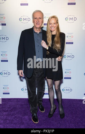 Los Angeles, USA. 18. Oktober, 2018. James Cameron (links) und seine Frau Suzy Amis Cameron (rechts) der Einführung von Suzy Amis Cameron's Buch "OMD: Die Einfache, Plant-Based Programm zu speichern, Ihre Gesundheit, speichern Sie Ihre Taille, und speichern Sie die Planeten' von James Cameron im Crossroads Restaurant bewirtet. Quelle: Wladimir Yazev/Alamy Leben Nachrichten. Stockfoto
