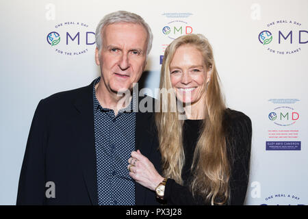 Los Angeles, USA. 18. Oktober, 2018. James Cameron (links) und seine Frau Suzy Amis Cameron (rechts) der Einführung von Suzy Amis Cameron's Buch "OMD: Die Einfache, Plant-Based Programm zu speichern, Ihre Gesundheit, speichern Sie Ihre Taille, und speichern Sie die Planeten' von James Cameron im Crossroads Restaurant bewirtet. Quelle: Wladimir Yazev/Alamy Leben Nachrichten. Stockfoto