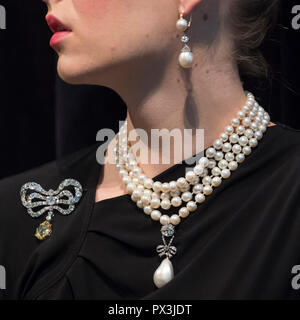 London, Großbritannien. 19. Oktober 2018. Ein Modell trägt Marie Antoinette's Jewels (L, R) Diamant Brosche, zweite Hälfte des 18. Jahrhunderts (Est. 50 USD k-80 k), natürliche Perle und Diamant Halskette drei Reihen von 116 graduierte Perlen (Est USD 200k-300k), natürliche Perle und Diamant Halskette (Est, USD 40K-70K), 'Königin Marie Antoinette's Pearl', natürliche Perle und Diamant Anhänger 18. Jahrhundert (Est USD 1m-2m), und ein paar natürliche und Pearl Diamond Pendant Necklace, Ende des 18. Jahrhunderts (Est USD 200k-300k). Credit: Stephen Chung/Alamy leben Nachrichten Stockfoto