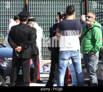 Aversa und San Marcellino, Mexiko. Okt 2018 19. Heute Morgen in der Dämmerung, ein junger Mann aus Neapel, die gerade 22 Jahre alt war tot in einer Tankstelle in der Nähe der Ausfahrt der Mittelachse zwischen Aversa und San Marcellino gefunden wurde. Okt, 2018 19. Quelle: Fabio Sasso/ZUMA Draht/Alamy leben Nachrichten Stockfoto