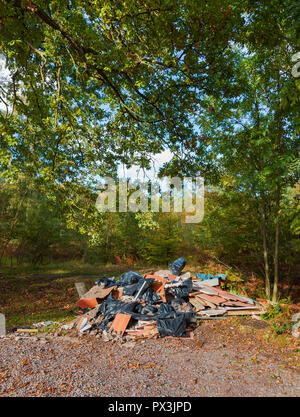 Epping Forest, Essex, UK. Okt 2018 19. Weitere Anzeichen für illegalen Fliegen - Trinkgeld in Epping Forest nördlich von London über Nacht entstanden mit einer frischen Ladung von Bauherren Abfälle wurde auf dem Parkplatz am Jack's Hill in der Nähe von Bois Theydon gefunden heute Morgen. Diese kriminelle Aktivität ist wahrscheinlich die Forstbehörde £ 500-600 Kosten zu entfernen, sagte ein Vertreter vor Ort heute morgen Credit: Timothy Smith/Alamy leben Nachrichten Stockfoto