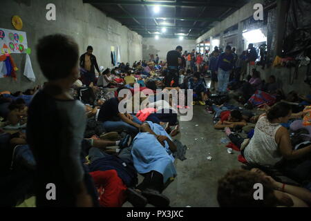 Tecun Uman, Guatemala. Okt, 2018 19. Migranten aus Honduras warten in einem Flüchtling Schutz. US-Präsident Trump droht die Schließung der Grenze mit Mexiko durch seine Streitkräfte nach Tausenden von Migranten aus Lateinamerika machten sich auf den Weg in die USA. In Guatemala, mittlerweile, andere Migranten aus Honduras trafen, die in den Tierheimen. Credit: Morena Perez Joachin/dpa/Alamy leben Nachrichten Stockfoto