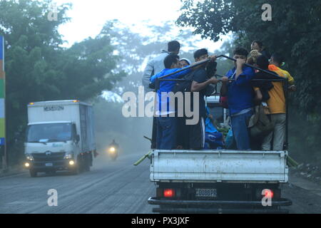 Tecun Uman, Guatemala. Okt, 2018 19. Migranten aus Honduras nehmen einen Pick-up an der Mexikanischen Grenze. US-Präsident Trump droht die Schließung der Grenze mit Mexiko durch seine Streitkräfte nach Tausenden von Migranten aus Lateinamerika machten sich auf den Weg in die USA. In Guatemala, mittlerweile, andere Migranten aus Honduras trafen, die in den Tierheimen. Credit: Morena Perez Joachin/dpa/Alamy leben Nachrichten Stockfoto