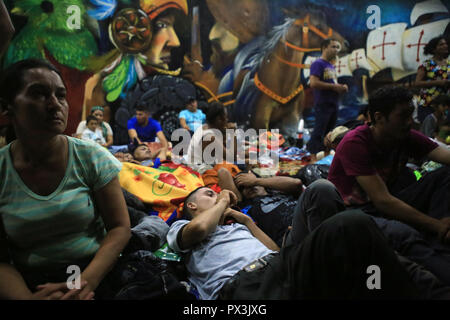 Tecun Uman, Guatemala. Okt, 2018 19. Migranten aus Honduras warten in einem Flüchtling Schutz. US-Präsident Trump droht die Schließung der Grenze mit Mexiko durch seine Streitkräfte nach Tausenden von Migranten aus Lateinamerika machten sich auf den Weg in die USA. In Guatemala, mittlerweile, andere Migranten aus Honduras trafen, die in den Tierheimen. Credit: Morena Perez Joachin/dpa/Alamy leben Nachrichten Stockfoto