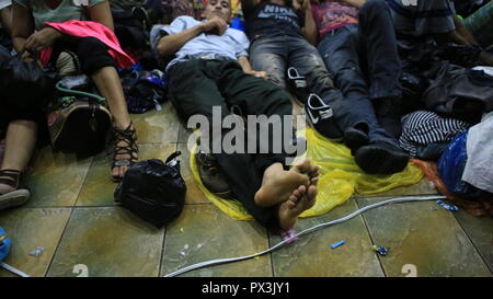 Tecun Uman, Guatemala. Okt, 2018 19. Migranten aus Honduras warten in einem Flüchtling Schutz. US-Präsident Trump droht die Schließung der Grenze mit Mexiko durch seine Streitkräfte nach Tausenden von Migranten aus Lateinamerika machten sich auf den Weg in die USA. In Guatemala, mittlerweile, andere Migranten aus Honduras trafen, die in den Tierheimen. Credit: Morena Perez Joachin/dpa/Alamy leben Nachrichten Stockfoto