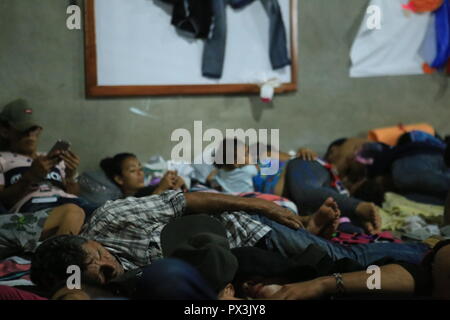 Tecun Uman, Guatemala. Okt, 2018 19. Migranten aus Honduras schlafen in einem Flüchtling Schutz. US-Präsident Trump droht die Schließung der Grenze mit Mexiko durch seine Streitkräfte nach Tausenden von Migranten aus Lateinamerika machten sich auf den Weg in die USA. In Guatemala, mittlerweile, andere Migranten aus Honduras trafen, die in den Tierheimen. Credit: Morena Perez Joachin/dpa/Alamy leben Nachrichten Stockfoto