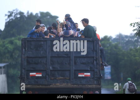 Tecun Uman, Guatemala. Okt, 2018 19. Migranten aus Honduras ein Lkw an der Mexikanischen Grenze. US-Präsident Trump droht die Schließung der Grenze mit Mexiko durch seine Streitkräfte nach Tausenden von Migranten aus Lateinamerika machten sich auf den Weg in die USA. In Guatemala, mittlerweile, andere Migranten aus Honduras trafen, die in den Tierheimen. Credit: Morena Perez Joachin/dpa/Alamy leben Nachrichten Stockfoto