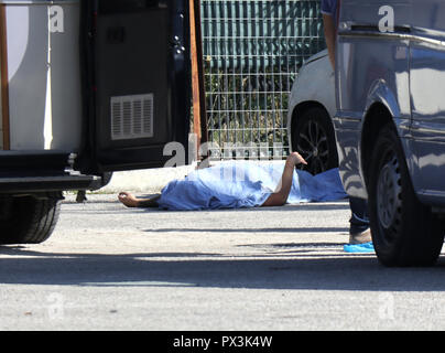 Aversa und San Marcellino, Mexiko. Okt 2018 19. Heute Morgen in der Dämmerung, ein junger Mann aus Neapel, die gerade 22 Jahre alt war tot in einer Tankstelle in der Nähe der Ausfahrt der Mittelachse zwischen Aversa und San Marcellino gefunden wurde. Okt, 2018 19. Quelle: Fabio Sasso/ZUMA Draht/Alamy leben Nachrichten Stockfoto