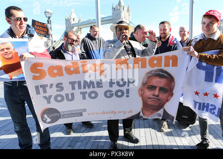 London, Großbritannien. Okt, 2018 19. Einheit organisierten Protest an der London Assembly zum Sack Londoner Bürgermeister Sadie Khan. Einheit Anspruch Mordraten, die Säure greift und Vergewaltigungen haben unter der Führung der aktuelle Bürgermeister eskaliert. Penelope Barritt/Alamy leben Nachrichten Stockfoto