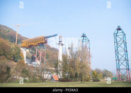 19 Oktober 2018, Baden-Wuerttemberg, Mühlhausen im Täle: Teil der Schalungen hat bereits vorangetrieben worden, in das Tal auf der Baustelle des Filstal Brücke auf dem Aichelberg. Die Brücke ist Teil der neuen Wendlingen-Ulm Abschnitt des Stuttgart 21 Bahn Projekt. Sobald die Einstellung abgeschlossen ist, wird es sein, rund 800 Meter lang und 50 Meter hoch. Foto: Sebastian Gollnow/dpa Stockfoto