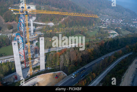 19 Oktober 2018, Baden-Wuerttemberg, Mühlhausen im Täle: Kräne stehen auf der Baustelle der Filstal Brücke auf dem Aichelberg. Die Brücke ist Teil der neuen Wendlingen-Ulm Abschnitt des Stuttgart 21 Bahn Projekt. Sobald die Einstellung abgeschlossen ist, wird es sein, rund 800 Meter lang und 50 Meter hoch. Foto: Sebastian Gollnow/dpa Stockfoto