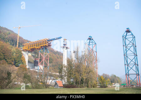 Mühlhausen im Täle, Deutschland. Okt, 2018 19. 19. Oktober 2018, Deutschland, Mühlhausen im Täle: Teil der Schalungen hat bereits vorangetrieben worden, in das Tal auf der Baustelle des Filstal Brücke auf dem Aichelberg. Die Brücke ist Teil der neuen Wendlingen-Ulm Abschnitt des Stuttgart 21 Bahn Projekt. Credit: Sebastian Gollnow/dpa/Alamy leben Nachrichten Stockfoto