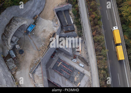 Mühlhausen im Täle, Deutschland. Okt, 2018 19. 19. Oktober 2018, Deutschland, Mühlhausen im Täle: Ein Fahrzeug fährt auf der Autobahn A8 vorbei an der Baustelle des Filstal Brücke auf dem Aichelberg. Die Brücke ist Teil der neuen Wendlingen-Ulm Abschnitt des Stuttgart 21 Bahn Projekt. Credit: Sebastian Gollnow/dpa/Alamy leben Nachrichten Stockfoto