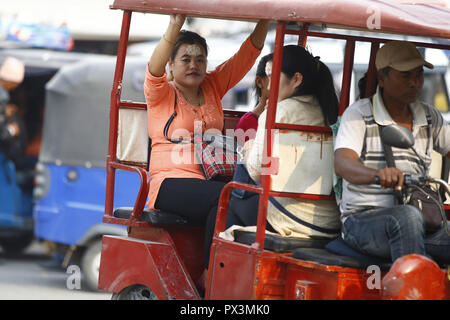 Dharan, Nepal. Okt, 2018 19. Eine nepalesische Frau mit Tika auf die Stirn reitet eine öffentliche Fahrzeug während Tika, am zehnten Tag des Dashain Festival in Kathmandu, Nepal am Freitag, 19. Oktober 2018 angewendet. Die Ältesten, tika und jamara auf der Stirn der jüngeren Verwandten sie mit dem Überfluss in den kommenden Jahren zu segnen. Vijaya Dashami symbolisiert den Sieg des Guten über das Böse und ist die größte und längste Festival der nepalischen Hindus betrachtet. Credit: Skanda Gautam/ZUMA Draht/Alamy leben Nachrichten Stockfoto