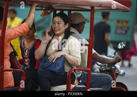 Dharan, Nepal. Okt, 2018 19. Eine nepalesische Frau mit Tika auf die Stirn reitet eine öffentliche Fahrzeug während Tika, am zehnten Tag des Dashain Festival in Kathmandu, Nepal am Freitag, 19. Oktober 2018 angewendet. Die Ältesten, tika und jamara auf der Stirn der jüngeren Verwandten sie mit dem Überfluss in den kommenden Jahren zu segnen. Vijaya Dashami symbolisiert den Sieg des Guten über das Böse und ist die größte und längste Festival der nepalischen Hindus betrachtet. Credit: Skanda Gautam/ZUMA Draht/Alamy leben Nachrichten Stockfoto