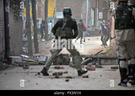 Srinagar, Kashmir. Okt 2018 19. Regierung Officer wird gesehen, jagen die Kaschmirischen Demonstranten bei Zusammenstößen. Auseinandersetzungen ausgebrochen, nachdem Kerben der Jugend ein Protest gegen die Tötung von zwei Aufständischen und eine zivile während einer Pistole - Schlacht am Freitag Nachmittag nach dem Gebet auf einen Protest von Separatisten gegeben inszeniert. Credit: Saqib Majeed/SOPA Images/ZUMA Draht/Alamy leben Nachrichten Stockfoto