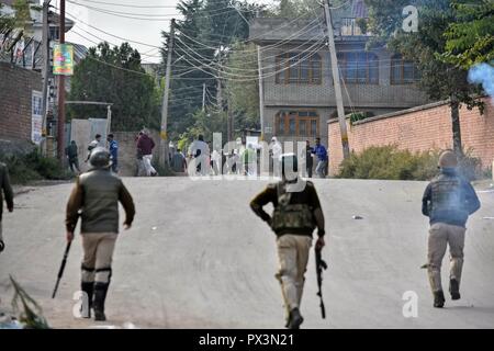 Srinagar, Kashmir. Okt 2018 19. Die regierungstruppen werden gesehen, jagen die Kaschmirischen Demonstranten bei Zusammenstößen. Auseinandersetzungen ausgebrochen, nachdem Kerben der Jugend ein Protest gegen die Tötung von zwei Aufständischen und eine zivile während einer Pistole - Schlacht am Freitag Nachmittag nach dem Gebet auf einen Protest von Separatisten gegeben inszeniert. Credit: Saqib Majeed/SOPA Images/ZUMA Draht/Alamy leben Nachrichten Stockfoto