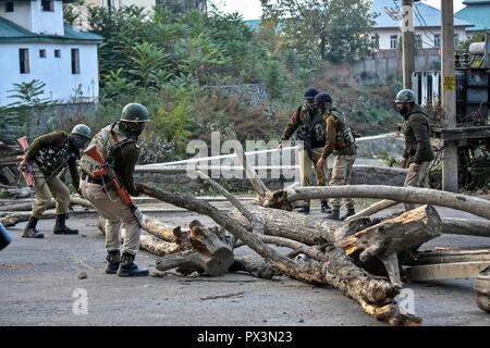 Srinagar, Kashmir. Okt 2018 19. Paramilitärische troopers gesehen werden Protokolle, die für die strassensperre der Kaschmirischen Demonstranten bei Zusammenstößen verwendet wurden. Auseinandersetzungen ausgebrochen, nachdem Kerben der Jugend ein Protest gegen die Tötung von zwei Aufständischen und eine zivile während einer Pistole - Schlacht am Freitag Nachmittag nach dem Gebet auf einen Protest von Separatisten gegeben inszeniert. Credit: Saqib Majeed/SOPA Images/ZUMA Draht/Alamy leben Nachrichten Stockfoto