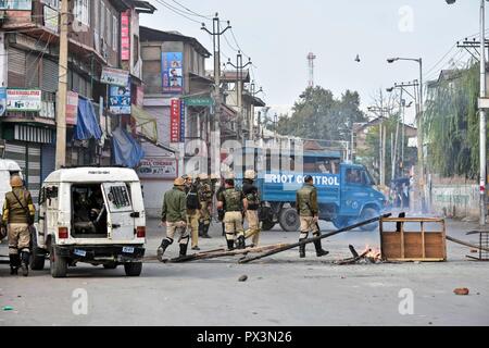 Srinagar, Kashmir. Okt 2018 19. Die regierungstruppen gesehen Patrouillieren bei Zusammenstößen. Auseinandersetzungen ausgebrochen, nachdem Kerben der Jugend ein Protest gegen die Tötung von zwei Aufständischen und eine zivile während einer Pistole - Schlacht am Freitag Nachmittag nach dem Gebet auf einen Protest von Separatisten gegeben inszeniert. Credit: Saqib Majeed/SOPA Images/ZUMA Draht/Alamy leben Nachrichten Stockfoto