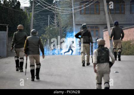 Srinagar, Kashmir. Okt 2018 19. Die regierungstruppen werden gesehen, jagen die Kaschmirischen Demonstranten bei Zusammenstößen. Auseinandersetzungen ausgebrochen, nachdem Kerben der Jugend ein Protest gegen die Tötung von zwei Aufständischen und eine zivile während einer Pistole - Schlacht am Freitag Nachmittag nach dem Gebet auf einen Protest von Separatisten gegeben inszeniert. Credit: Saqib Majeed/SOPA Images/ZUMA Draht/Alamy leben Nachrichten Stockfoto