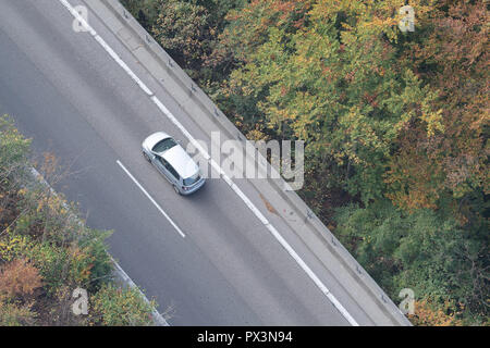 Mühlhausen im Täle, Deutschland. Okt, 2018 19. 19. Oktober 2018, Deutschland, Mühlhausen im Täle: ein Auto fährt auf der Autobahn A8 Richtung Ulm auf der Schwäbischen Alb. Credit: Sebastian Gollnow/dpa/Alamy leben Nachrichten Stockfoto