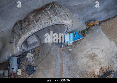 Mühlhausen im Täle, Deutschland. Okt, 2018 19. 19. Oktober 2018, Deutschland, Mühlhausen im Täle: ein Tunnel Exit auf der Baustelle des Filstal Brücke auf dem Aichelberg. Die Brücke ist Teil der neuen Wendlingen-Ulm Abschnitt des Stuttgart 21 Bahn Projekt. Sobald die Einstellung abgeschlossen ist, wird es sein, rund 800 Meter lang und 50 Meter hoch. Credit: Sebastian Gollnow/dpa/Alamy leben Nachrichten Stockfoto