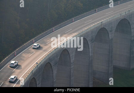 Mühlhausen im Täle, Deutschland. Okt, 2018 19. 19. Oktober 2018, Deutschland, Mühlhausen im Täle: Autos fahren auf der Autobahn A8 Richtung Ulm auf der Schwäbischen Alb. Credit: Sebastian Gollnow/dpa/Alamy leben Nachrichten Stockfoto