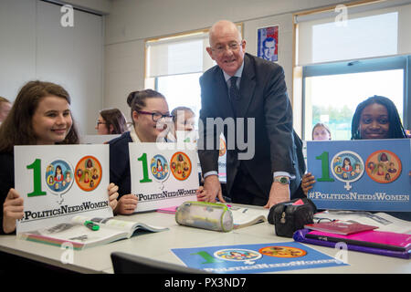 New York, USA. Okt 2018 19. Minister Flanagan mit Studenten in Hauptschule Chríost Rí in Portlaoise und Fotos 2 und 3 sind der Minister Stanton mit Studenten in Pobalscoil na Trionóide in Youghal, Irland, Freitag, 19. Okt 2018. Minister der Justiz und der Gleichheit, Charlie Flanagan TD, und Staatsministerin für die Gleichstellung, Einwanderung und Integration, David Stanton TD, Starten # PoliticsNeedsWomen Wettbewerb für 4., 5. und 6. Jahr Schülerinnen der Sekundarschulebene. Credit: Irish Auge/Alamy leben Nachrichten Stockfoto