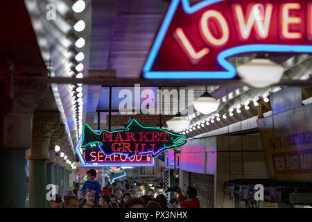 Seattle, Washington, USA. 6. Okt, 2018. Leuchtreklamen werden in den Pike Place Market in Seattle, Washington, am 6. Oktober 2018 gesehen. (Bild: © Alex EdelmanZUMA Draht) Stockfoto