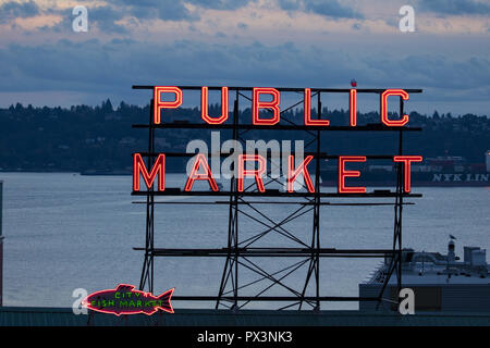 Seattle, Washington, USA. 6. Okt, 2018. Die öffentlichen Markt Zeichen ist in der Dämmerung in der Innenstadt von Seattle, Washington, am 6. Oktober 2018 gesehen. (Bild: © Alex EdelmanZUMA Draht) Stockfoto