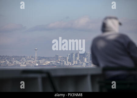 Seattle, Washington, USA. 6. Okt, 2018. Passagiere, die Seattle Skyline während einer Überfahrt in der Innenstadt von Seattle, Washington, am 6. Oktober 2018. (Bild: © Alex EdelmanZUMA Draht) Stockfoto