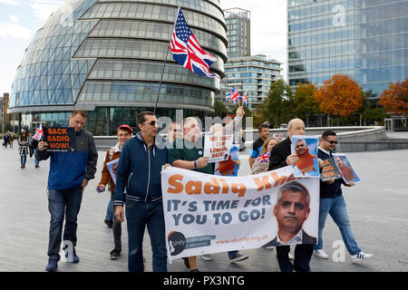 London, Großbritannien. Okt 2018 19. Demonstranten gegen die Londoner Bürgermeister Sadiq Khan zeigen außerhalb der City Hall. Credit: Kevin J. Frost-/Alamy leben Nachrichten Stockfoto