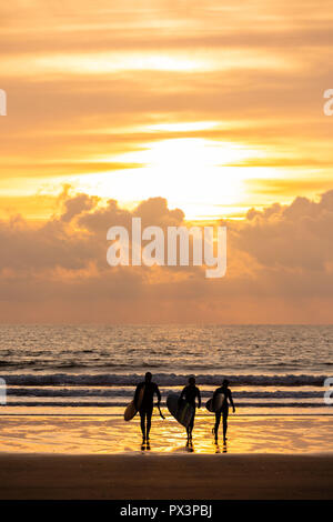 Gower Halbinsel, Swansea, Großbritannien. 19. Oktober 2018. Nach einer anderen schönen Oktober tag Familien die Surf- und Sonnenuntergang am Llangennith Strand auf der Halbinsel Gower in der Nähe von Swansea, Wales, Credit: Gareth Llewelyn/Alamy Leben Nachrichten. Stockfoto