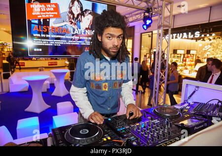 Hamburg, Deutschland. Okt, 2018 19. 19. Oktober 2018, Deutschland, Hamburg: Noah Becker DJs an die Late Night Shopping im Alstertal Einkaufszentrum. Quelle: Georg Wendt/dpa/Alamy leben Nachrichten Stockfoto