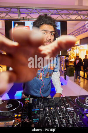 Hamburg, Deutschland. Okt, 2018 19. 19. Oktober 2018, Deutschland, Hamburg: Noah Becker DJs an die Late Night Shopping im Alstertal Einkaufszentrum. Quelle: Georg Wendt/dpa/Alamy leben Nachrichten Stockfoto