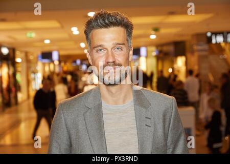 19 Oktober 2018, Hamburg: 19. Oktober 2018, Deutschland, Hamburg: Wayne Carpendale, Moderator und Schauspieler, steht auf der Bühne des Late Night Shopping im Alstertal Einkaufszentrum. Foto: Georg Wendt/dpa Stockfoto