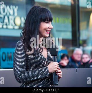 Vue Omni, Leith Walk, Edinburgh, Schottland, Großbritannien, 19. Oktober 2018. Stars nehmen an der Schottischen Premiere von Netflix Outlaw König. Der rote Teppich ist, um die für die Besetzung und Team die Produktion von Netflix Blockbuster Film. Laura Boyd, STV Unterhaltung Presenter Stockfoto