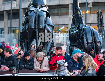 Vue Omni, Leith Walk, Edinburgh, Schottland, Großbritannien, 19. Oktober 2018. Stars nehmen an der Schottischen Premiere von Netflix Outlaw König. Der rote Teppich ist es, die für die Besetzung und Team die Produktion von Netflix Blockbuster Film sowie lokalen Berühmtheiten. Fans warten auf die Sterne durch die Giraffe Skulpturen genannt Dreaming Spires von Bildhauer Helen Denerley Stockfoto