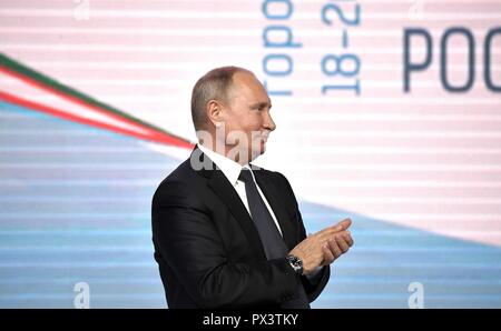 Der russische Präsident Wladimir Putin lobt bei der Abschlussfeier des Ersten Russia-Uzbekistan Forum der interregionalen Zusammenarbeit 19. Oktober in Taschkent, Usbekistan 2018. Stockfoto