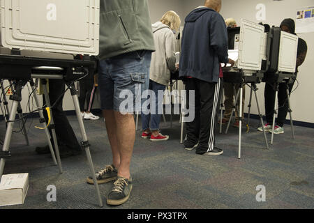 Lawrenceville, GA, USA. Okt, 2018 19. Gwinnett County Georgia Bewohner warten außerhalb einer Wählerregistrierung Büro so früh Abstimmungen Freitag fort, mit einigen Bewohnern warten fast zwei Stunden zu Spitzenzeiten. Credit: Robin Rayne Nelson/ZUMA Draht/Alamy leben Nachrichten Stockfoto