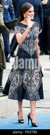 Oviedo, Spanien. 19. Oktober, 2018. Queen Letizia von Spanien kommt, um die Zeremonie der Prinzessin von Asturien Auszeichnungen in Campoamor Theater am 19. Oktober 2018 in Oviedo, Spanien. © David Gato/Alamy leben Nachrichten Stockfoto